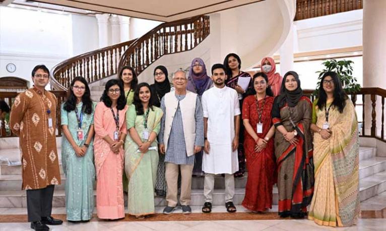 জাতীয় নীতি প্রতিযোগিতায় বিজয়ী শিক্ষার্থীদের সঙ্গে প্রধান উপদেষ্টার শুভেচ্ছা বিনিময়