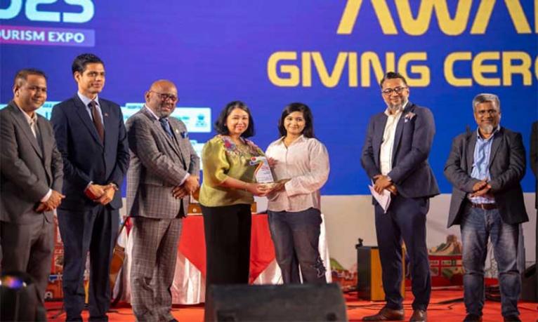 পর্যটন খাতে অবদানের জন্য পুরস্কার পেয়েছেন ৩ সাংবাদিকসহ ১৩ জন