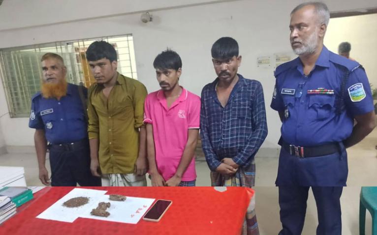 জামালপুরে আইন-শৃঙ্খলা বাহিনীর টহলকালে মাদকসহ তিন ব্যক্তি আটক