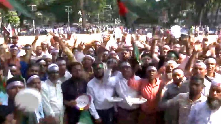 এমপিওভুক্ত শিক্ষকরা প্রজ্ঞাপন প্রত্যাখান করে আন্দোলন চালিয়ে যাওয়ার ঘোষনা