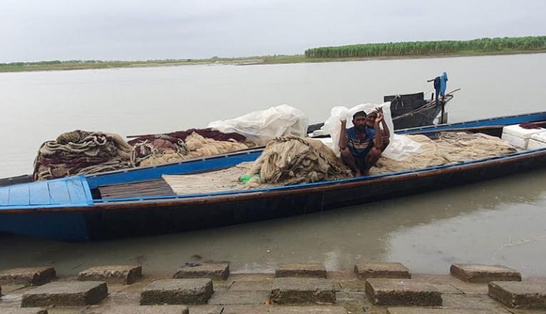 নদীতে মাছ নেই, পেশা ছাড়ছেন জেলেরা: জীবিকা নির্বাহে ইজিবাইক চালাচ্ছেন অনেকে
