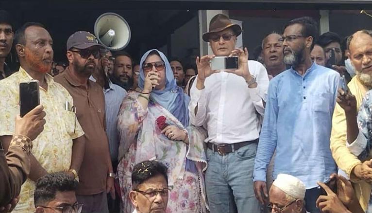 সরিষাবাড়ীতে আরুনীর গণসংযোগে জনস্রোত, পিতার স্বপ্ন পূরণের অঙ্গীকার