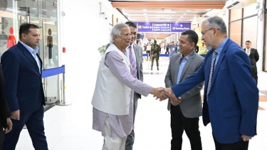 নিউইয়র্ক সফর শেষে দেশে ফিরেছেন প্রধান উপদেষ্টা