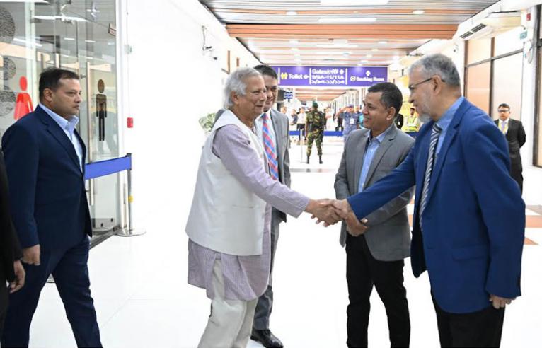 নিউইয়র্ক সফর শেষে দেশে ফিরেছেন প্রধান উপদেষ্টা