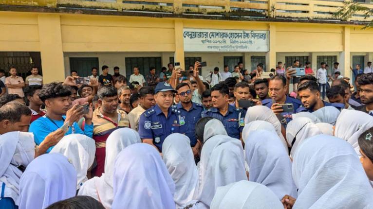 জামালপুরে শিক্ষকের বিরুদ্ধে শিক্ষকের অভিযোগ, প্রধান শিক্ষক অবরুদ্ধ