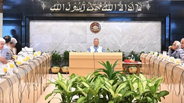 আমাদেরকে স্বনির্ভর হতে হবে : প্রধান উপদেষ্টা