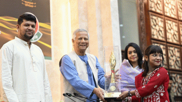 ‘নতুন কুঁড়ি’র বিজয়ীদের হাতে পুরস্কার তুলে দিলেন প্রধান উপদেষ্টা