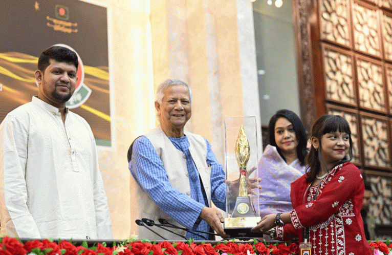 ‘নতুন কুঁড়ি’র বিজয়ীদের হাতে পুরস্কার তুলে দিলেন প্রধান উপদেষ্টা