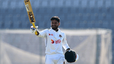 মাহমুদুলের সেঞ্চুরিতে ছুটছে বাংলাদেশ