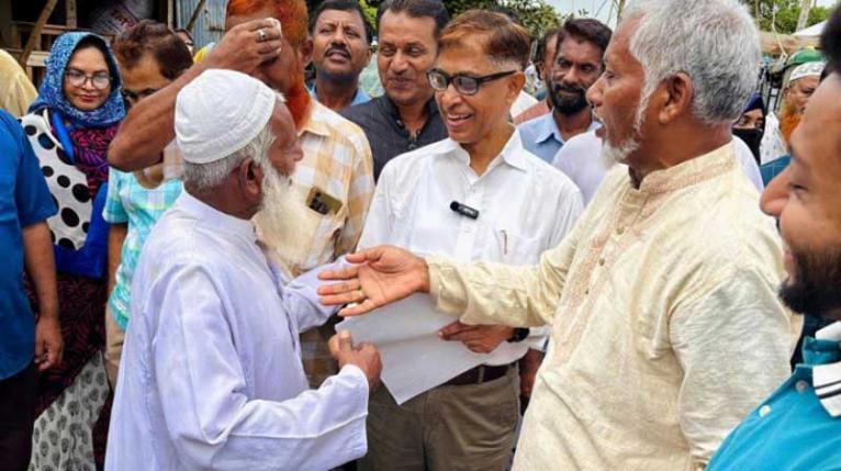 সোনারগাঁয়ে কাইকারটেক হাটে মামুন মাহমুদের লিফলেট বিতরণ