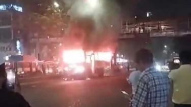 ঢাকায় হঠাৎ ৮ স্থানে ককটেল বিস্ফোরণ, তিন বাসে আগুন