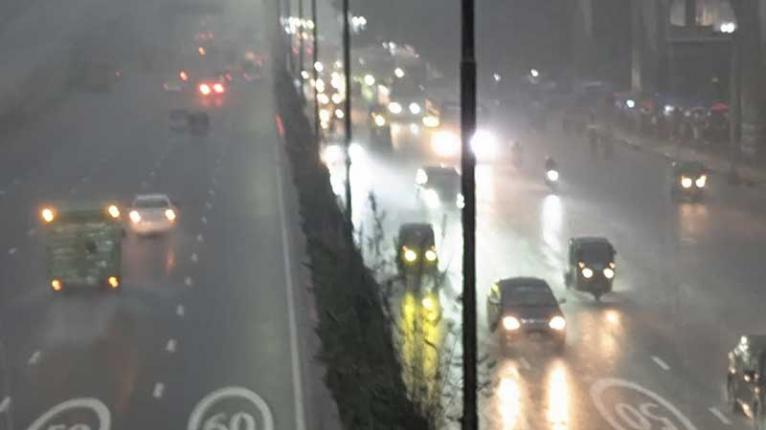 রাজধানীতে ঝুম বৃষ্টি, নেমে এলো অন্ধকার