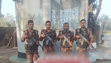 চাঁপাইনবাবগঞ্জ সীমান্তে বিজিবির অভিযানে বিদেশি মদ, ফেনসিডিল জব্দ