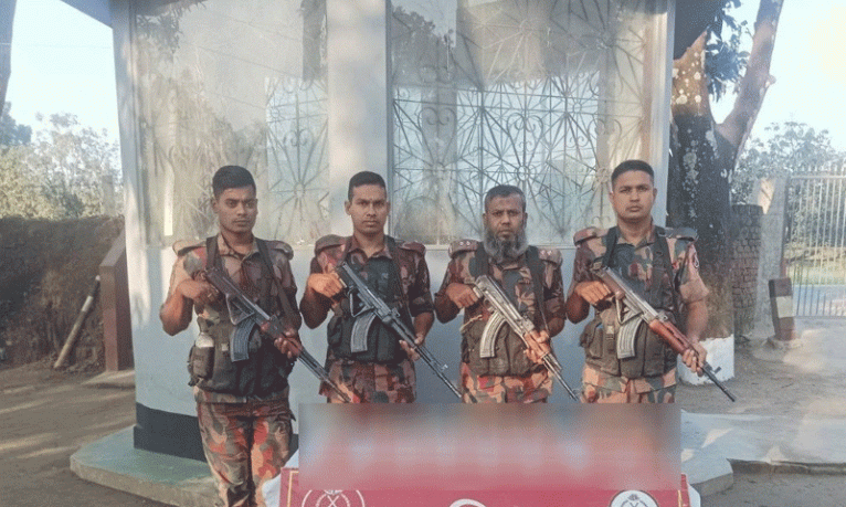 চাঁপাইনবাবগঞ্জ সীমান্তে বিজিবির অভিযানে বিদেশি মদ, ফেনসিডিল জব্দ