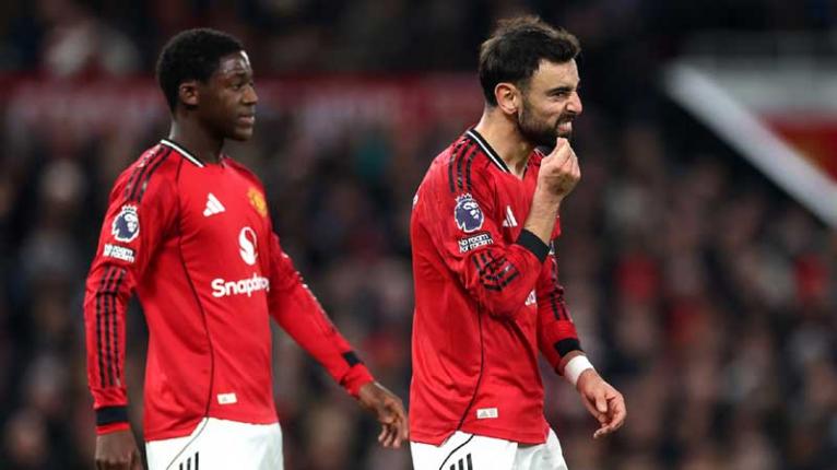 ১০ জনের এভারটনের কাছে হারল ইউনাইটেড