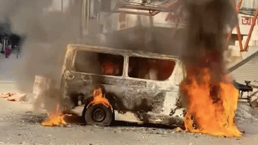 উত্তরায় মাইক্রোবাসে আগুন