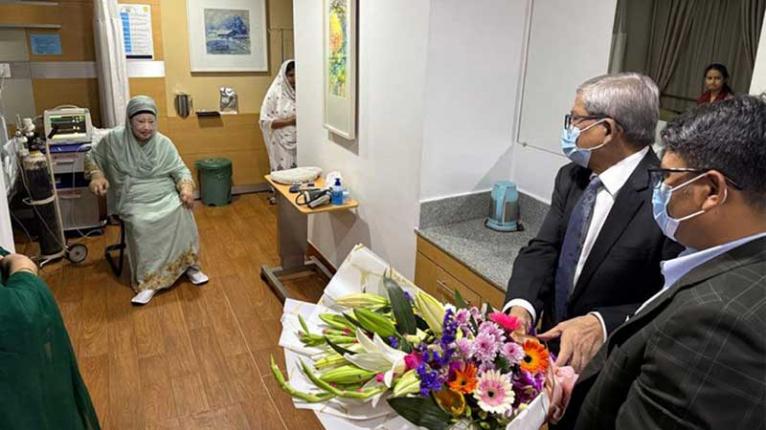 স্বাস্থ্য পরীক্ষার জন্য হাসপাতালে ভর্তি খালেদা জিয়া