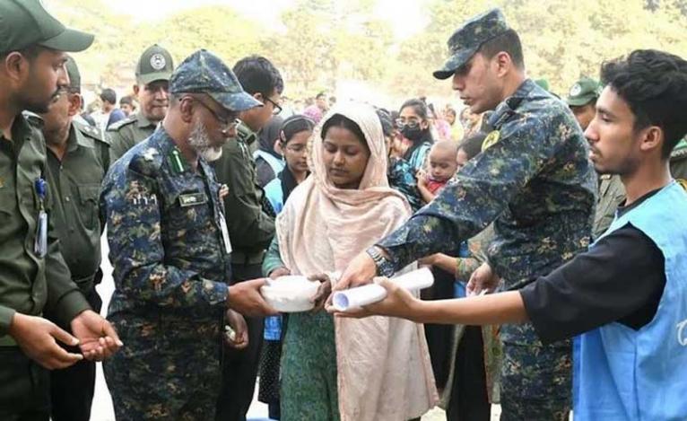 আগুনে ক্ষতিগ্রস্ত কড়াইলবাসীর জন্য জরুরি মানবিক সেবাকেন্দ্র চালু আনসার-ভিডিপির