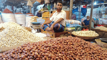 আমদানির খবরে হিলিতে কমেছে পেঁয়াজের দাম