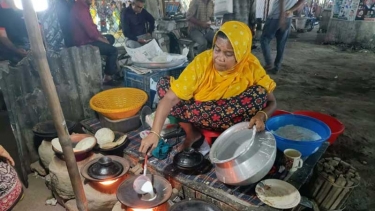 ইসলামপুরে জমে উঠেছে শীতের পিঠার ভ্রাম্যমান দোকানে রমরমা ব্যবসা