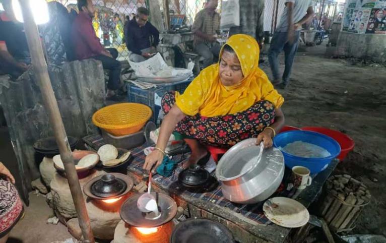 ইসলামপুরে জমে উঠেছে শীতের পিঠার ভ্রাম্যমান দোকানে রমরমা ব্যবসা