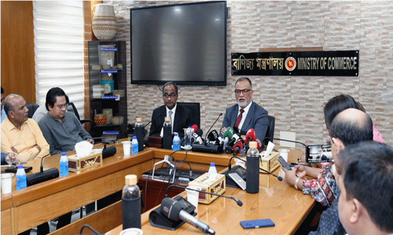 চলতি সপ্তাহে পেঁয়াজের দাম না কমলে আমদানি : বাণিজ্য উপদেষ্টা