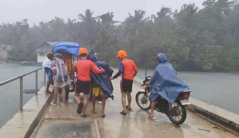 সুপার টাইফুন ফাং-ওয়ং ফিলিপাইনে আঘাত হেনেছে