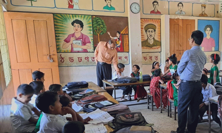 সুন্দরবনসংলগ্ন অঞ্চলের বিদ্যালয় পরিদর্শন করলেন গণশিক্ষা উপদেষ্টা