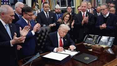 মার্কিন যুক্তরাষ্ট্রের ইতিহাসে দীর্ঘতম অচলাবস্থা নিরসনে বিলে ট্রাম্পের স্বাক্ষর