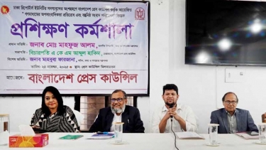 গুজব ও অপতথ্যের বিরুদ্ধে গণমাধ্যমকে শক্ত অবস্থান নিতে হবে : তথ্য উপদেষ্টা