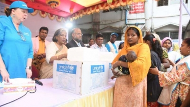 কড়াইল বস্তিতে অগ্নিকাণ্ডে ক্ষতিগ্রস্ত শিশুর পরিবারের মাঝে সমাজকল্যাণ উপদেষ্টার ত্রাণ বিতরণ