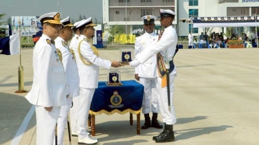বানৌজার প্যারেড গ্রাউন্ডে নবীন নাবিকদের মনোমুগ্ধকর কুচকাওয়াজ