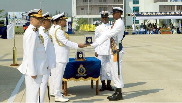 বানৌজার প্যারেড গ্রাউন্ডে নবীন নাবিকদের মনোমুগ্ধকর কুচকাওয়াজ