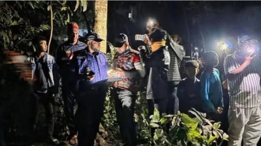 বাড়ির পাশে পুকুর থেকে গৃহবধূর বস্তাবন্দী মরদেহ উদ্ধার