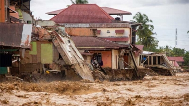 ইন্দোনেশিয়ায় ভূমিধস ও বন্যায় মৃত্যুর সংখ্যা ২০০ ছাড়িয়েছে