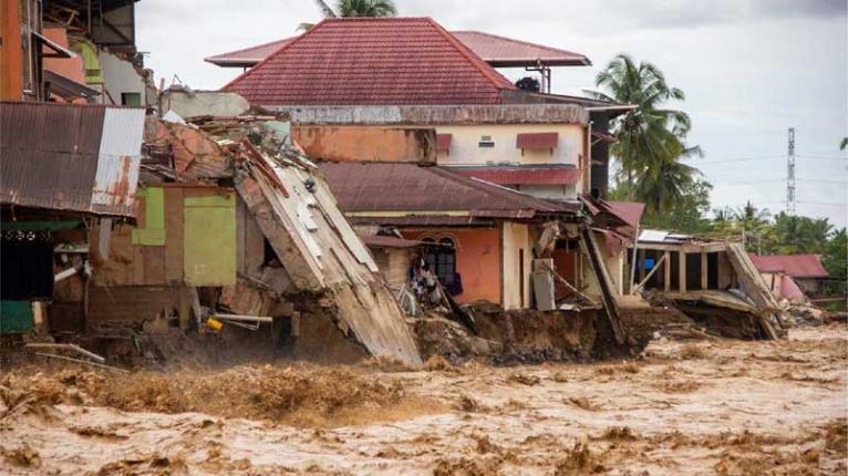 ইন্দোনেশিয়ায় ভূমিধস ও বন্যায় মৃত্যুর সংখ্যা ২০০ ছাড়িয়েছে