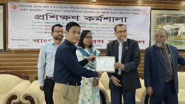 বাংলাদেশ প্রেস কাউন্সিলের চেয়ারম্যান, সনদ তুলে দিলেন সাংবাদিক ইব্রাহীম খলিলকে