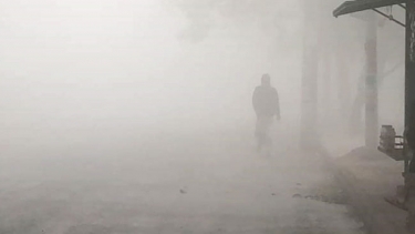 কুয়াশার চাদরে রাজশাহী, শীতের প্রথম আভাস