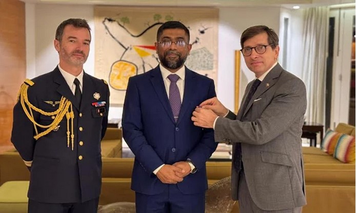 বাংলাদেশি সেনা কর্মকর্তাকে ফরাসি সরকারের ‘ন্যাশনাল ডিফেন্স মেডেল-গোল্ড’ প্রদান