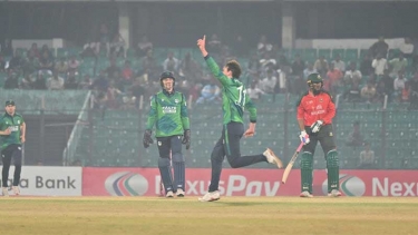 ব্যাটিং বিপর্যয়ে আইরিশদের কাছে বড় হারের লজ্জা