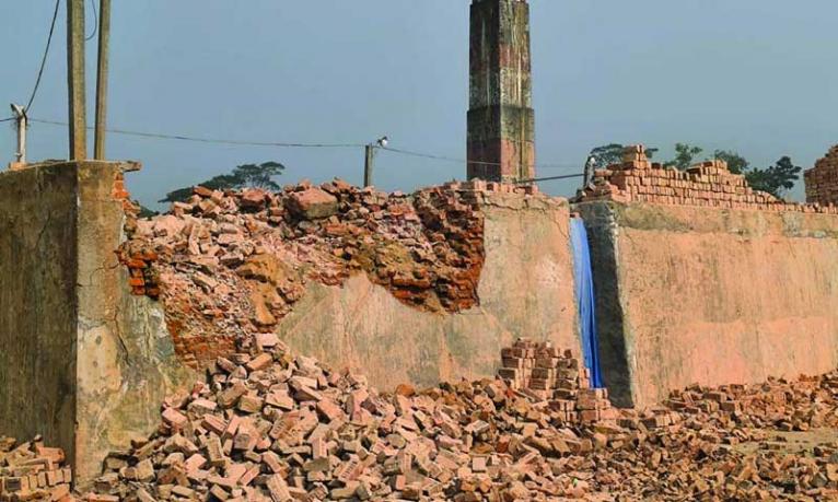 দেবীদ্বারে দুই অবৈধ ইটভাটা ধ্বংস, ৮ লাখ টাকা জরিমানা