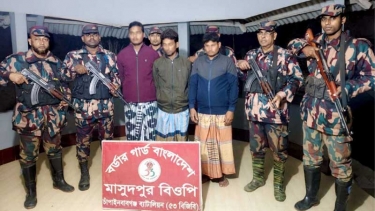 চাঁপাইনবাবগঞ্জে ভারতীয় দুই গরু চোরাকারবারি আটক