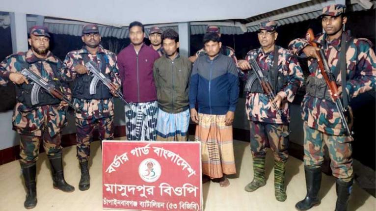 চাঁপাইনবাবগঞ্জে ভারতীয় দুই গরু চোরাকারবারি আটক