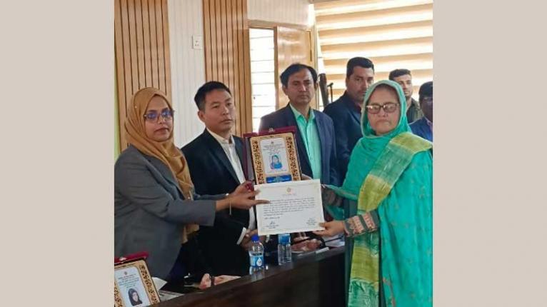 অদম্য নারী সম্মাননা পেলেন লাকসামের শিক্ষিকা কোহিনূর আক্তার