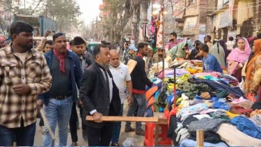 নগরবাসীর দুর্ভোগ কমাতে, লাঠি হাতে হকার উচ্ছেদ করলেন টিপু