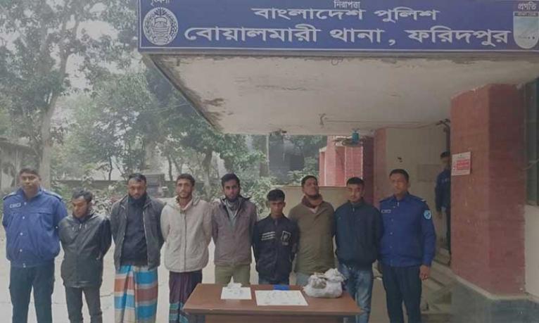 ফরিদপুরে যৌথ বাহিনীর অভিযানে ইয়াবা-গাঁজাসহ আটক ৭