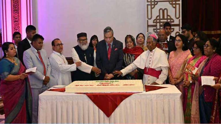 বড়দিনে বঙ্গভবনে শুভেচ্ছা বিনিময় করলেন রাষ্ট্রপতি