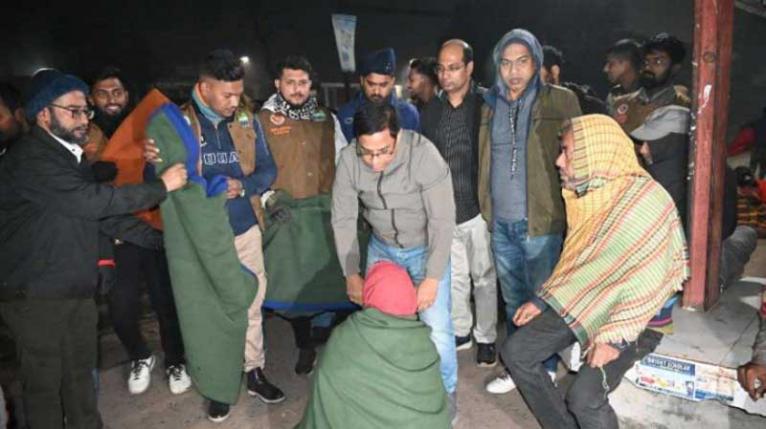 মধ্যরাতে সুবিধাবঞ্চিতদের মাঝে জেলা প্রশাসকের কম্বল বিতরণ