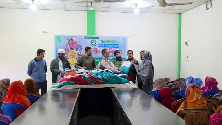 সরিষাবাড়ীতে মানব কল্যাণ ফাউন্ডেশনের উদ্যোগে শতাধিক মানুষের মাঝে শীতবস্ত্র বিতরণ