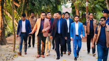 চট্টগ্রাম নির্বাচনের প্রস্তুতি দেখতে সরেজমিনে ভোটকেন্দ্রে পরিদর্শন জেলা প্রশাসক